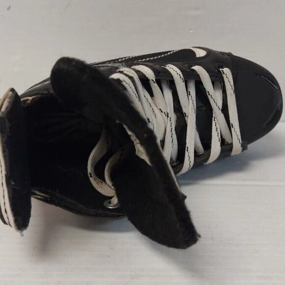 (N14757-1) Hespeler Youth Hockey Skates - Size 11 - Picture 9 of 10